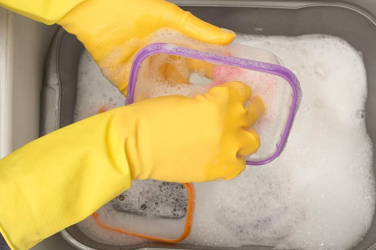 Cara Membersihkan Noda Kunyit di Wadah Plastik, Dijamin Ampuh!