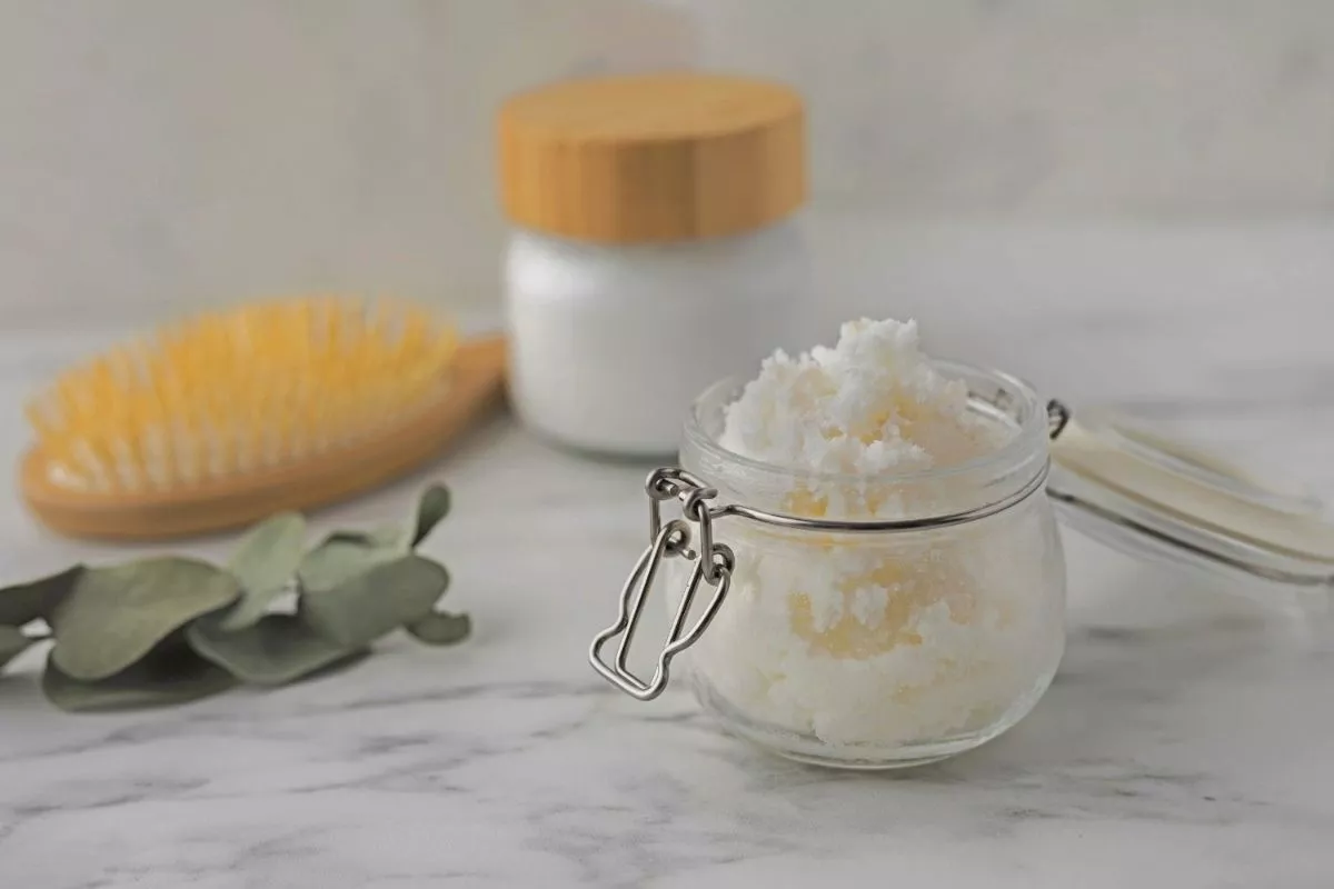 Mengenal Scalp Scrub: Manfaat Eksfoliasi Kulit Kepala dan Cara Amannya