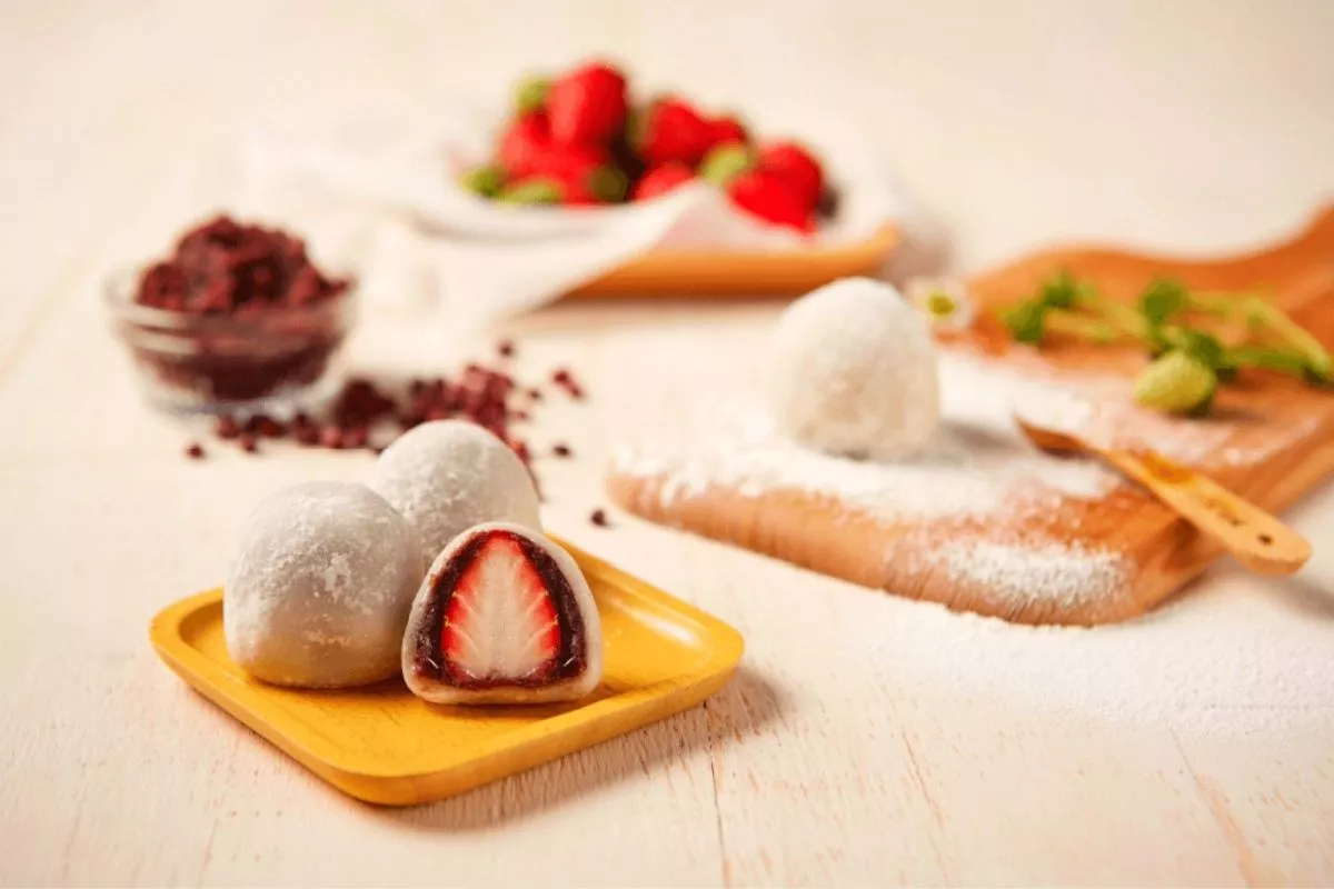Cara Membuat Mochi Strawberry Lembut Khas Jepang, Anti Gagal!