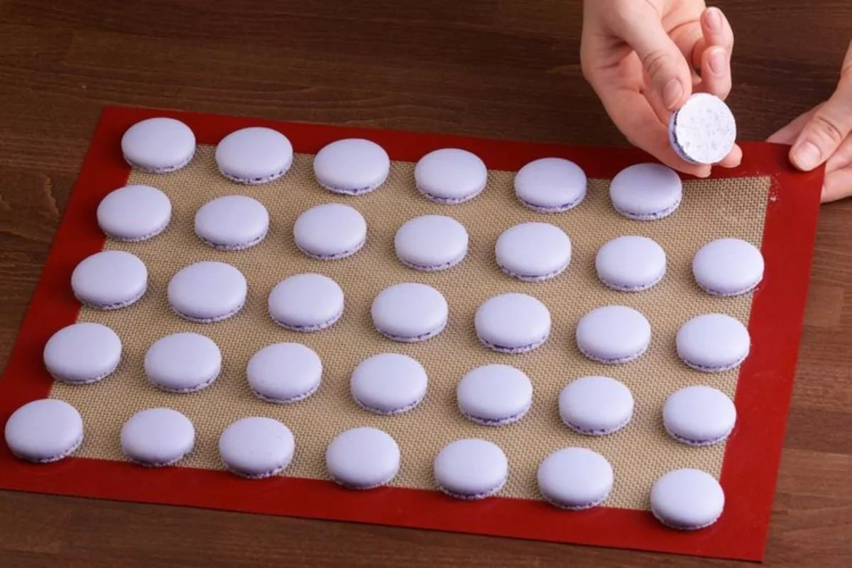 Silikon Mat vs Kertas Baking: Mana yang Bagus untuk Macaron?
