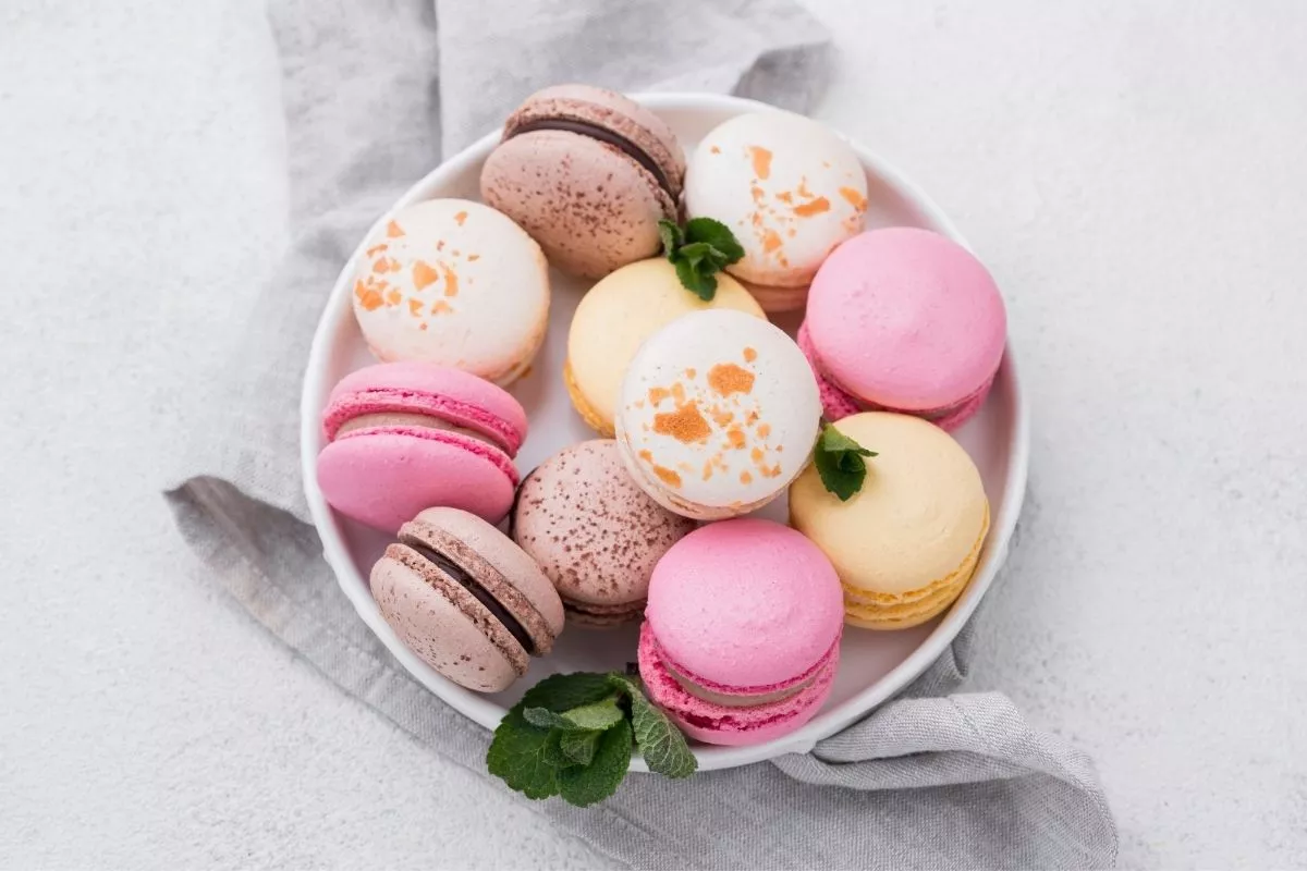 Cara Membuat Macaron Anti Retak untuk Pemula, Dijamin Berhasil!