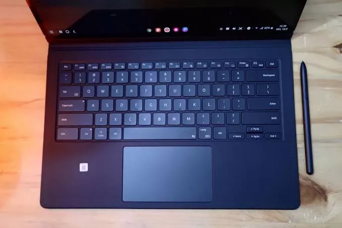 Cara Membersihkan Layar dan Keyboard Laptop yang Benar Lho