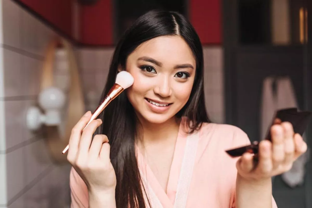 Riasan Rusak? Ini Tips Touch Up Makeup Anti Cakey yang Bikin Segar Lagi