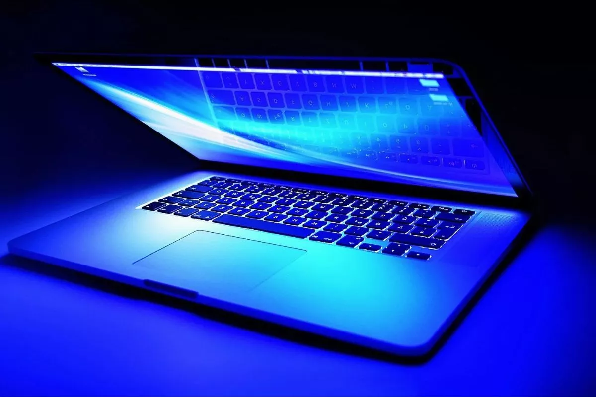 Mata Perih? Ini Cara Mengaktifkan Fitur Dark Mode dan Night Light di Laptop!