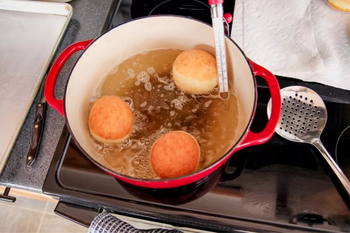 Panduan Suhu Menggoreng Donat agar Hasilnya Sempurna dan Lembut