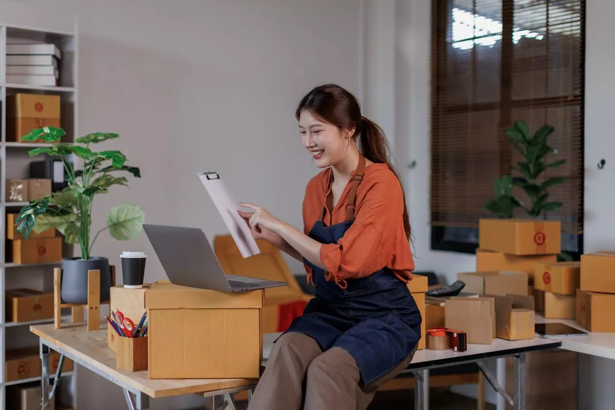 Perbandingan Biaya Layanan & Ongkir Platform E-commerce Populer