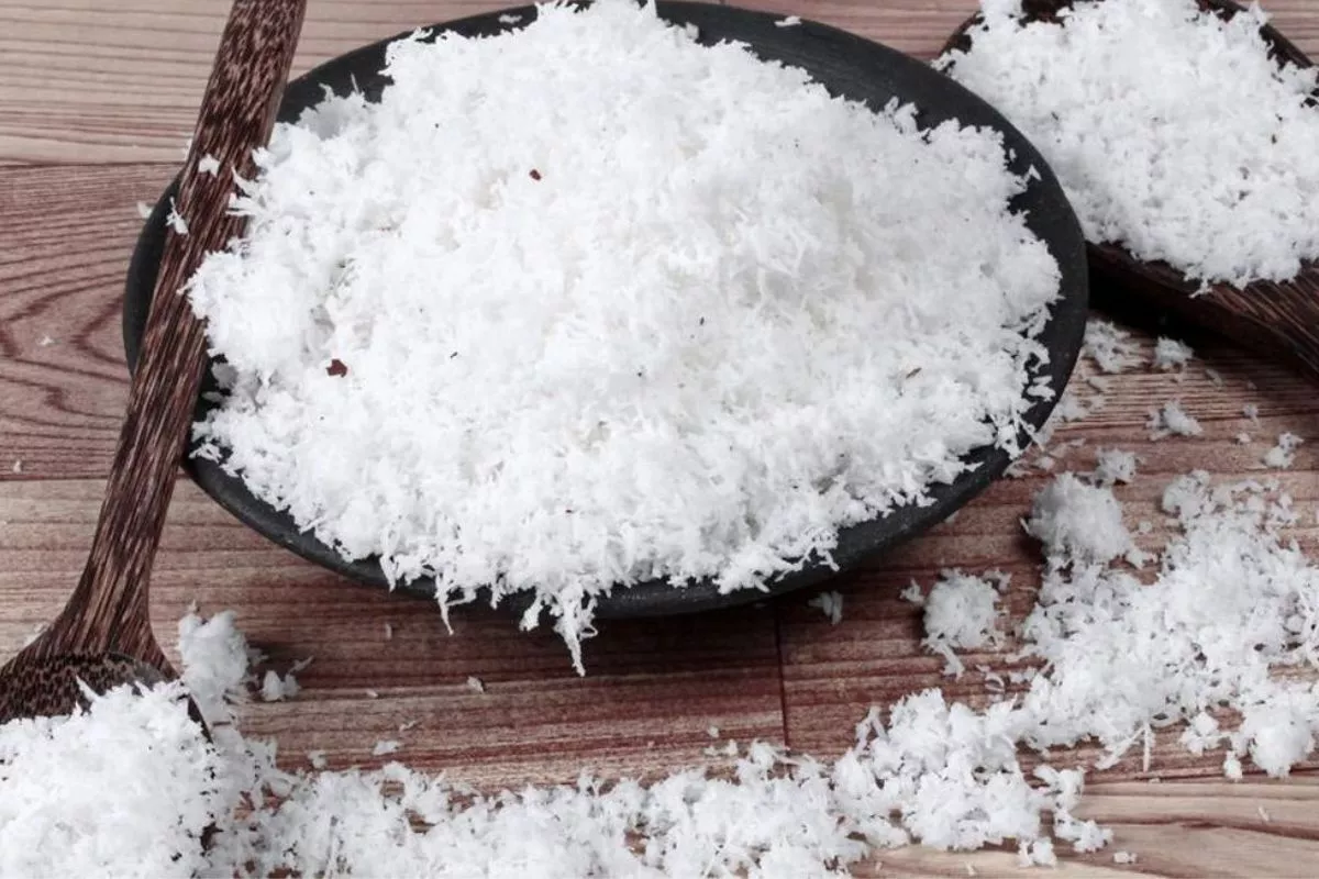 Gak Bakal Basi Seharian! Ini Cara Kukus Kelapa Parut yang Benar