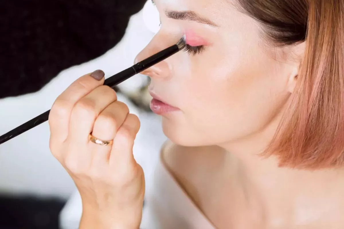 Mata Cetar Seharian! Rahasia Cara Memakai Eyeshadow Tidak Mudah Luntur