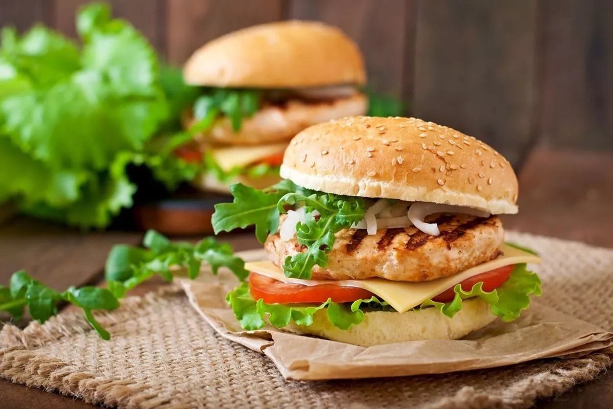 Resep Burger Rumahan Juicy dan Empuk Anti Gagal ala Chef Resto