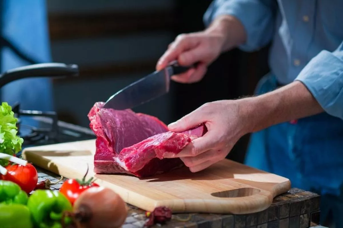 Cara Memotong Daging Sapi yang Benar: Lawan Arah Serat atau Searah?