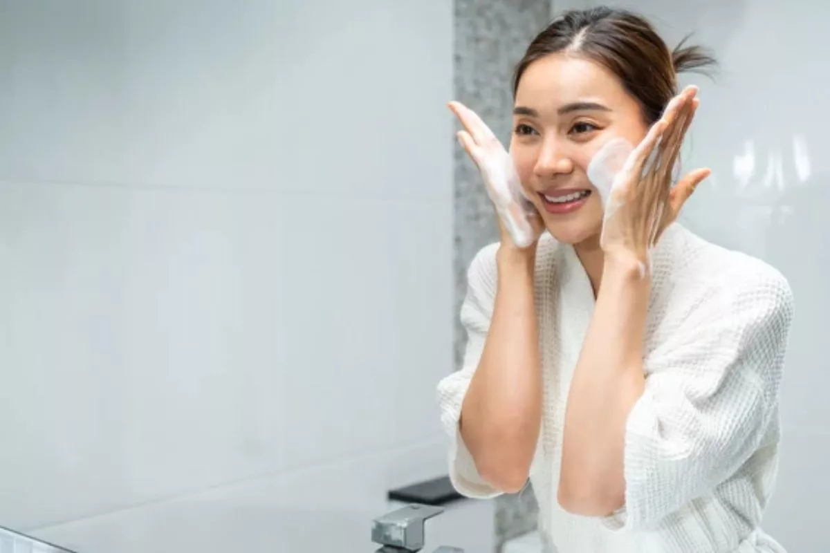 Kulit Rusak Akibat Sabun Cuci Muka? Ini Teknik Double Cleansing yang Benar!