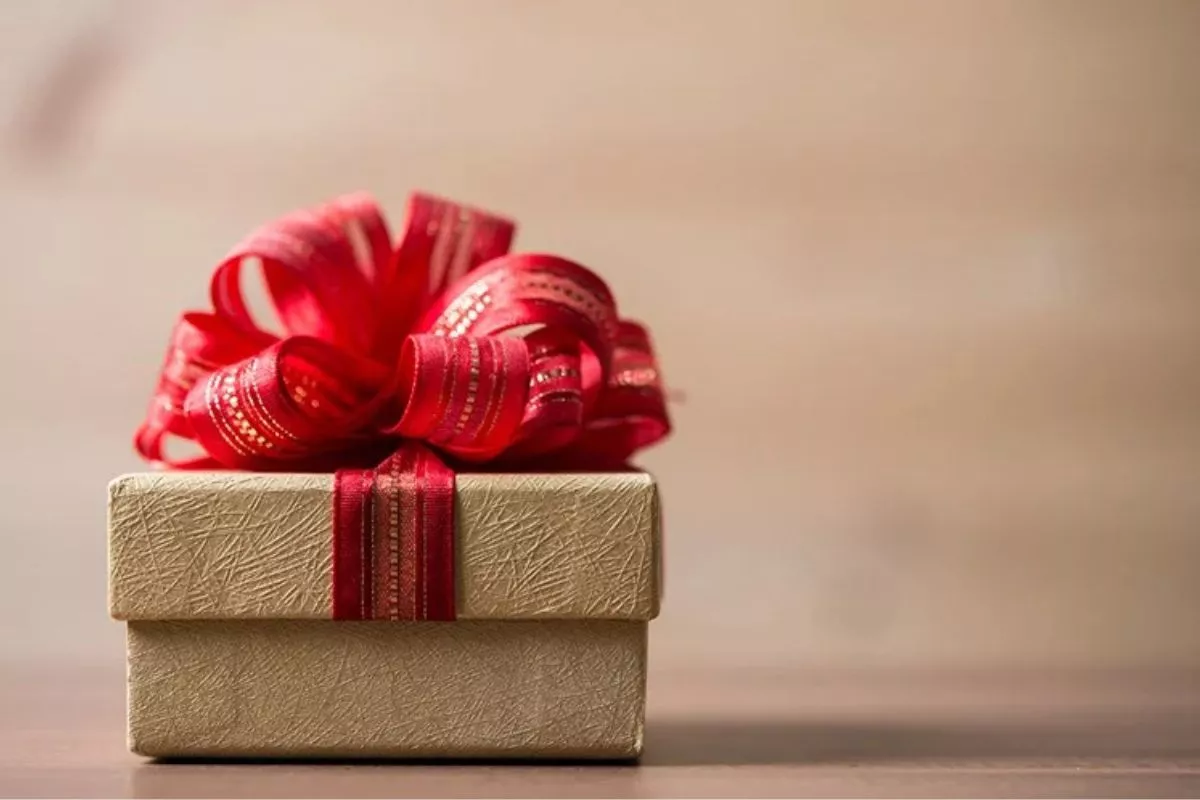 Pasangan Pasti Menangis Haru! 15 Rekomendasi Kado Anniversary Unik