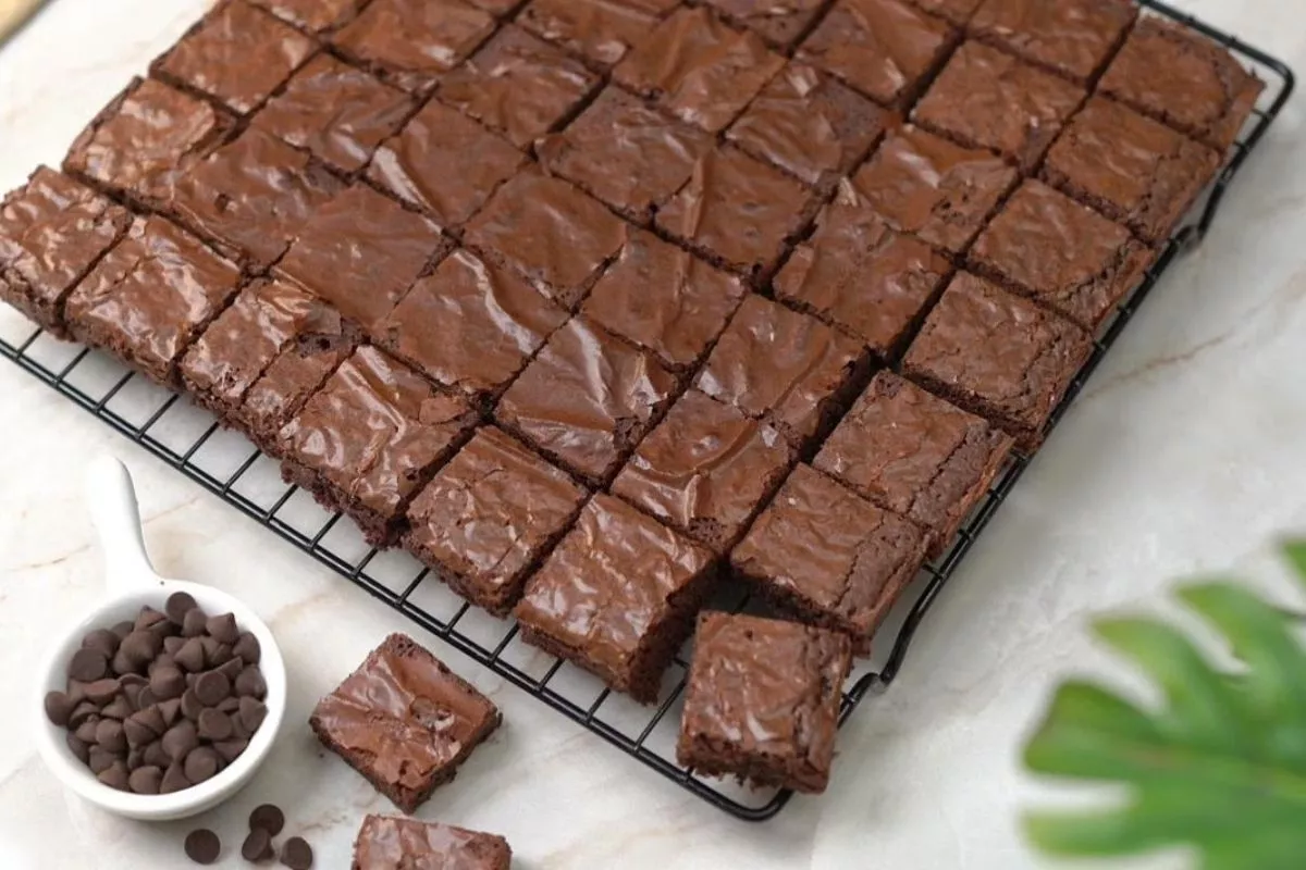 Cara Membuat Brownies Fudgy Takaran Sendok Anti Gagal untuk Pemula