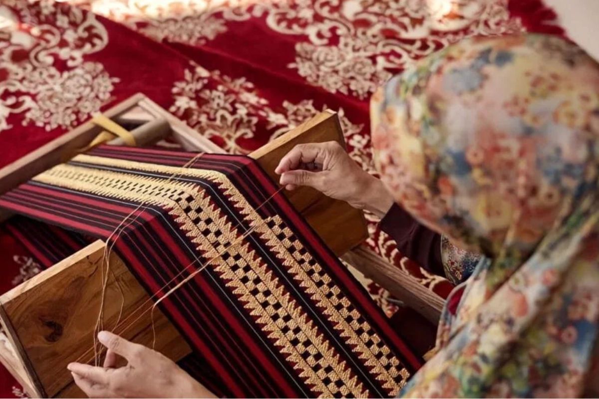 Pengrajin Kain Tapis Lampung: Sentra, Motif, dan Cara Membeli
