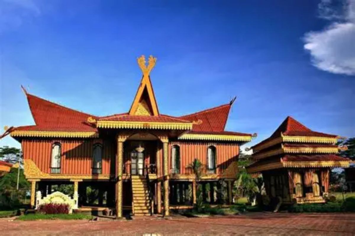 Rumah Adat Melayu Kepulauan Riau: Belah Bubung hingga Limas Potong Batam, Warisan Arsitektur yang Diatur Perda 2019
