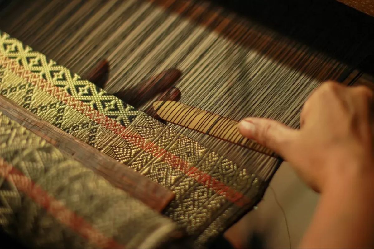 Pengrajin Songket Minangkabau: Sentra Pandai Sikek dan Silungkang yang Mewarisi Kemilau