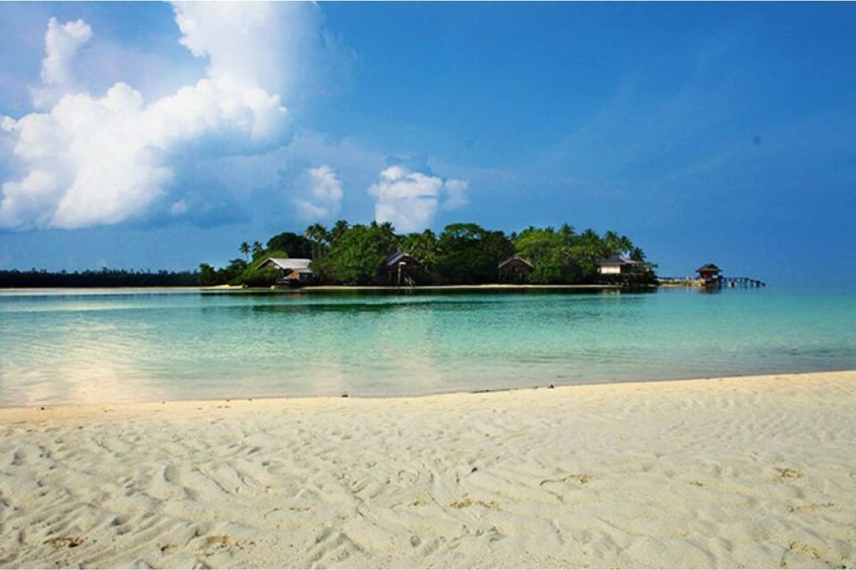 7 Pulau Cantik di Kalimantan Timur: Destinasi Bahari yang Menawan