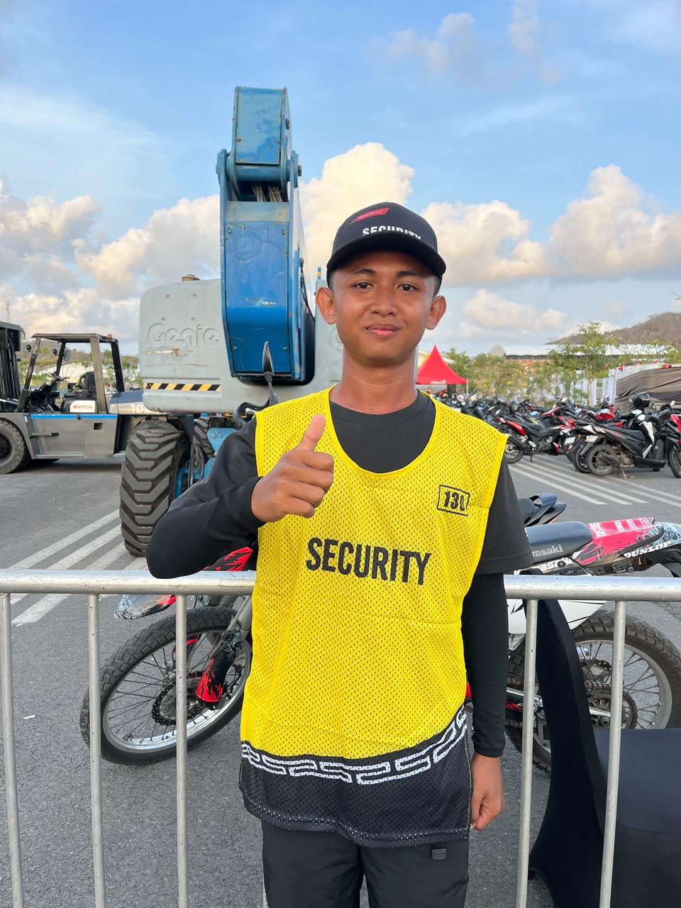 Tim Kebersihan Mandalika Bekerja 12 Jam Sehari