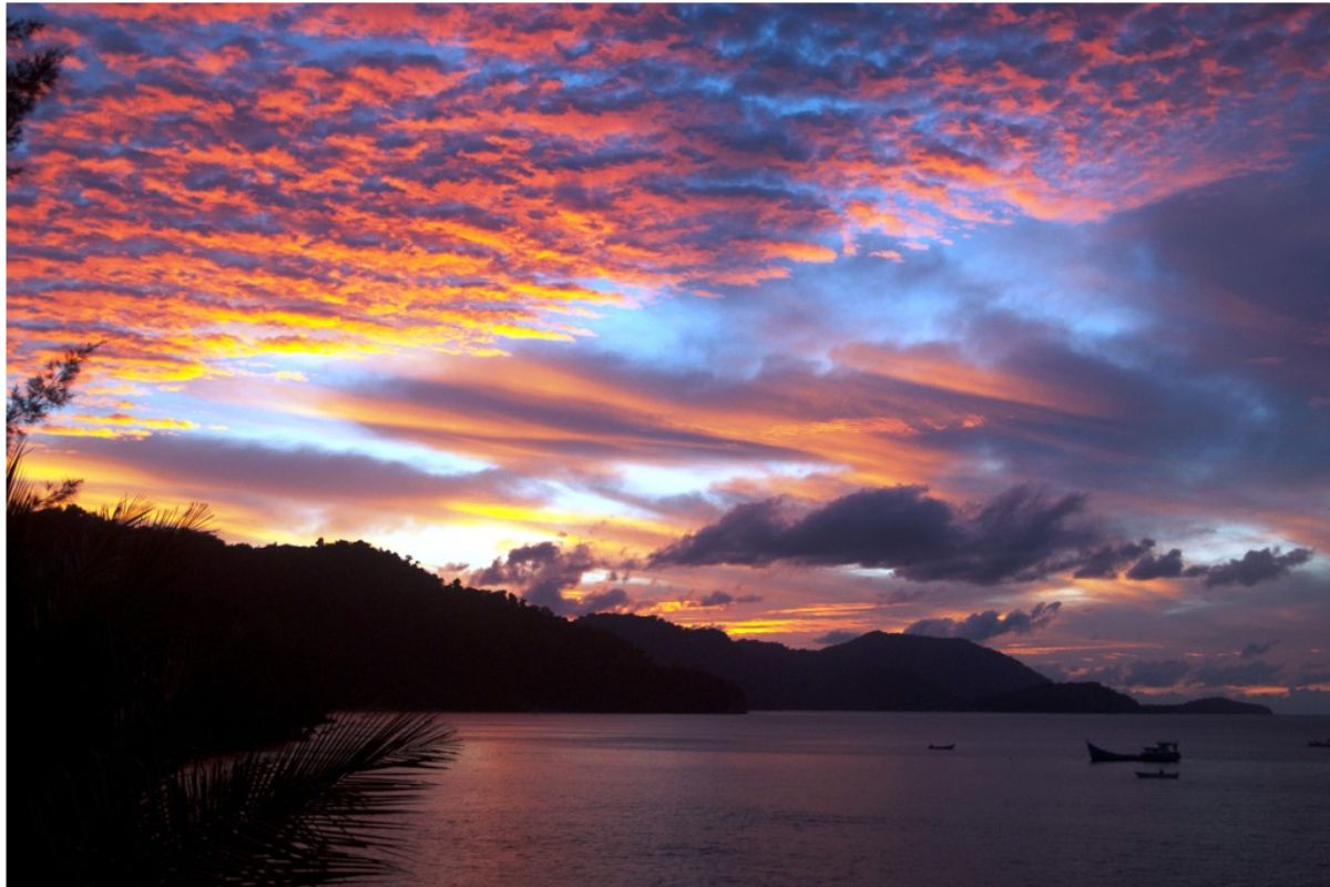 Melihat Senja di Danau Toba: Pilih Spot Sesuai Gaya Perjalanan, dari Tepian hingga Perbukitan