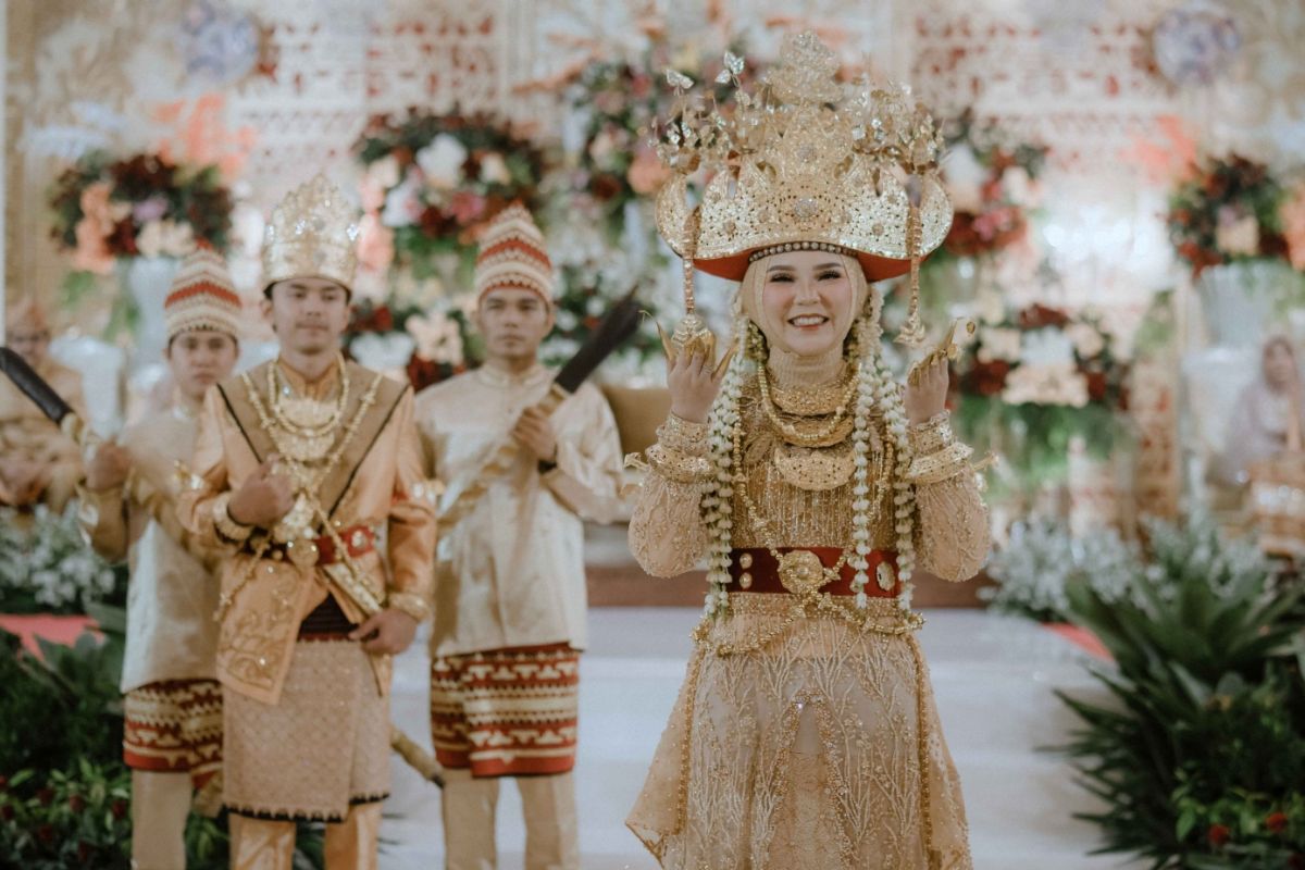 Adat Pernikahan Lampung: Dari Musyawarah Keluarga hingga Tapis dan Siger