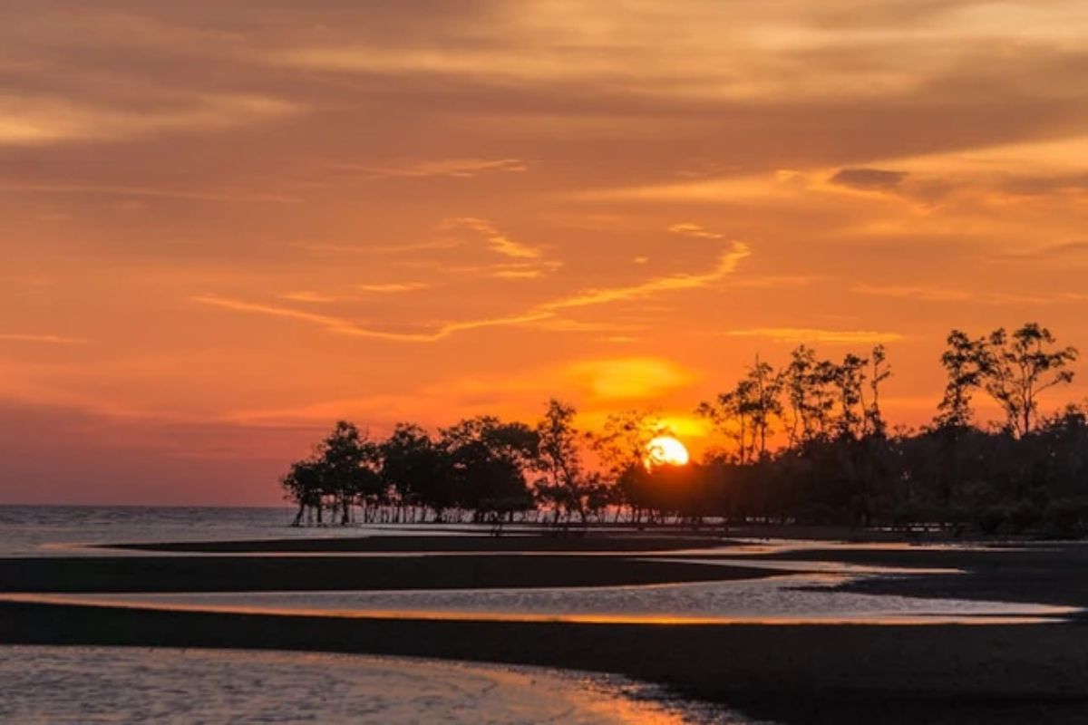 Tempat Melihat Sunset di Pantai Mutun dan Tips Waktu Terbaik